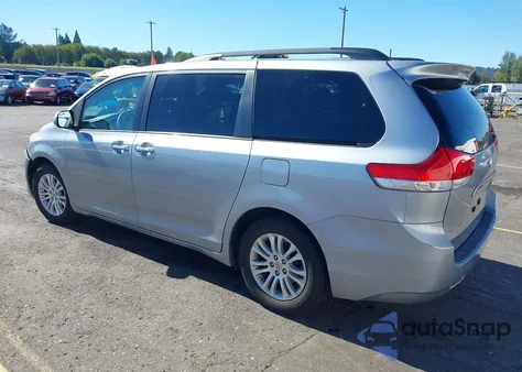 2014 Toyota Sienna Xle V6 8 Passenger z USA, uszkodzony, nr VIN 5TDYK3DC0ES486316